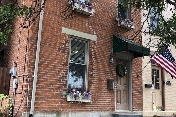 Pet Friendly Centrally Located Luxury Brick Townhouse