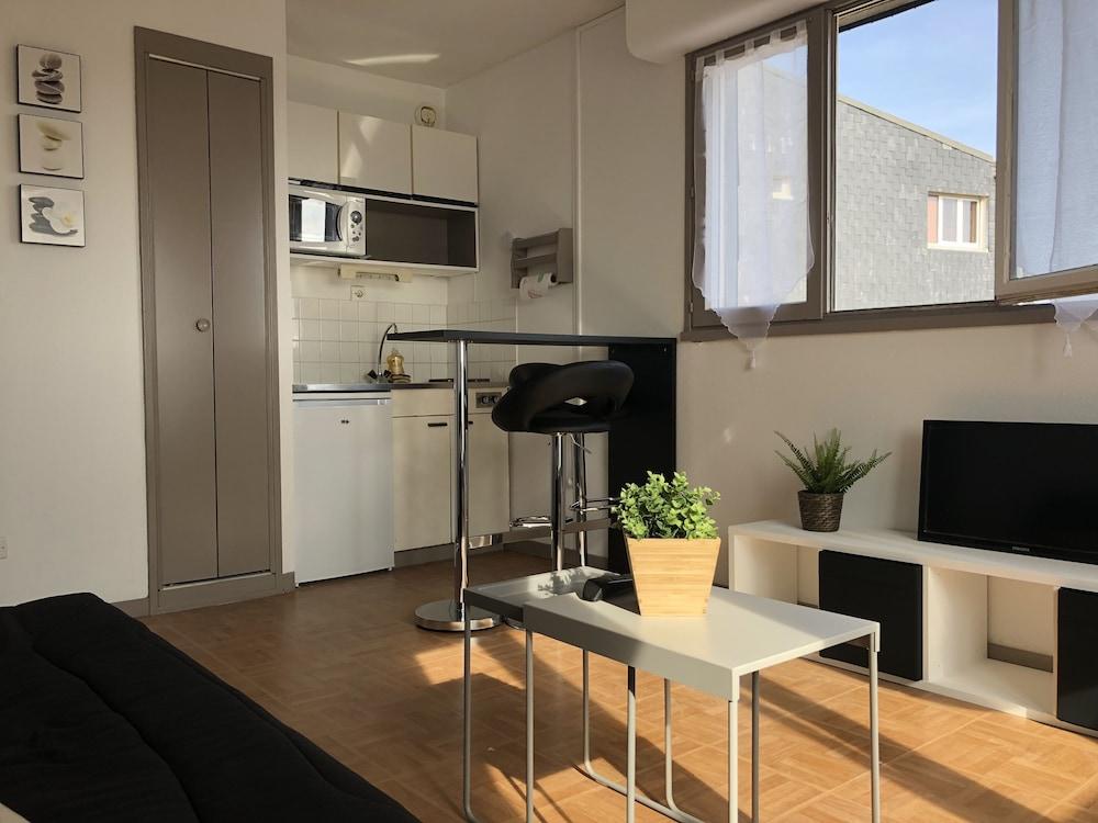 Pet Friendly Studio 100M from the Sea & Shops