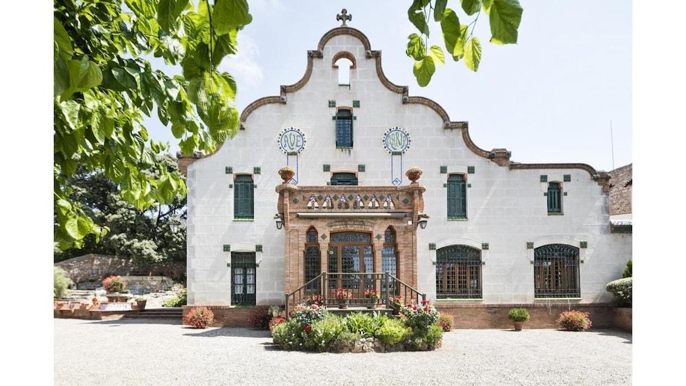 Pet Friendly Beautiful Modernist Villa Near Barcelona
