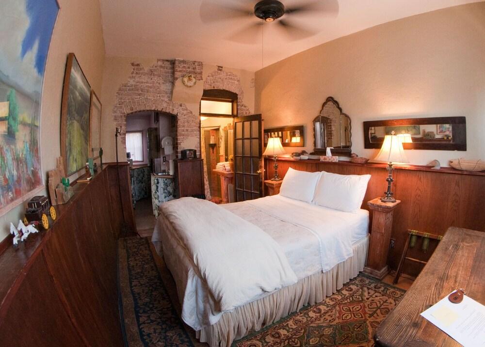 Pet Friendly Historic Hotel with Queen Bed & Kitchenette