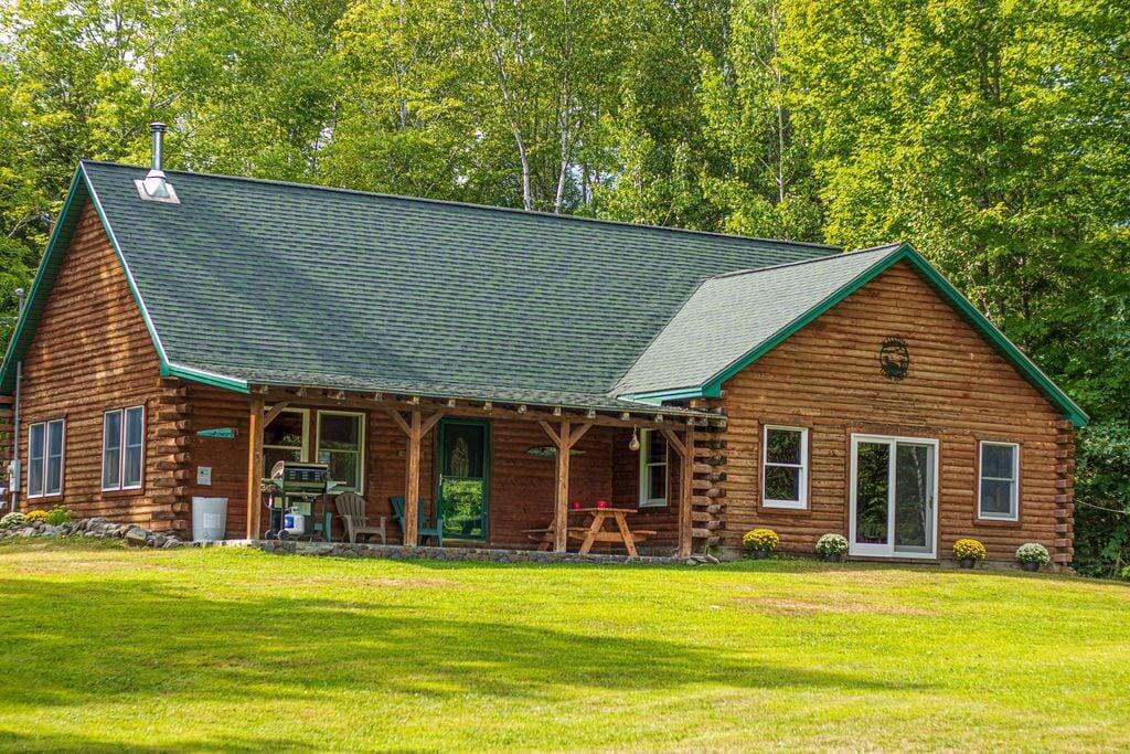 Pet Friendly Log Cabin with King Bed & Private Beach