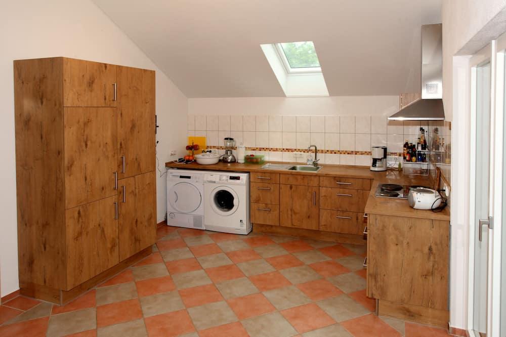 Pet Friendly 3BR Top Floor Apartment on Edge of the Alps