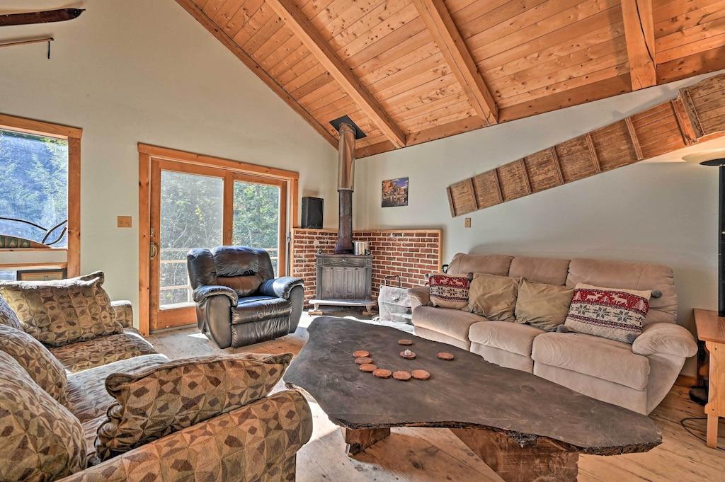 Pet Friendly Cozy Cabin With Fire Pit