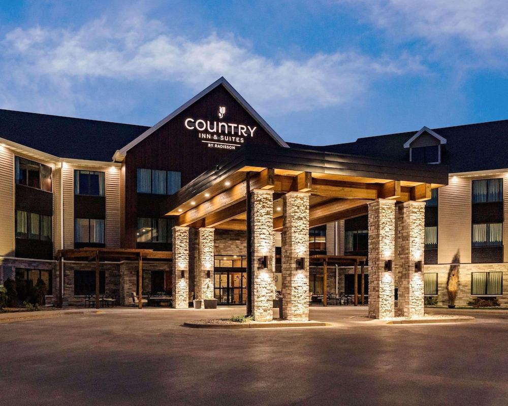 Pet Friendly Country Inn & Suites by Radisson Appleton WI