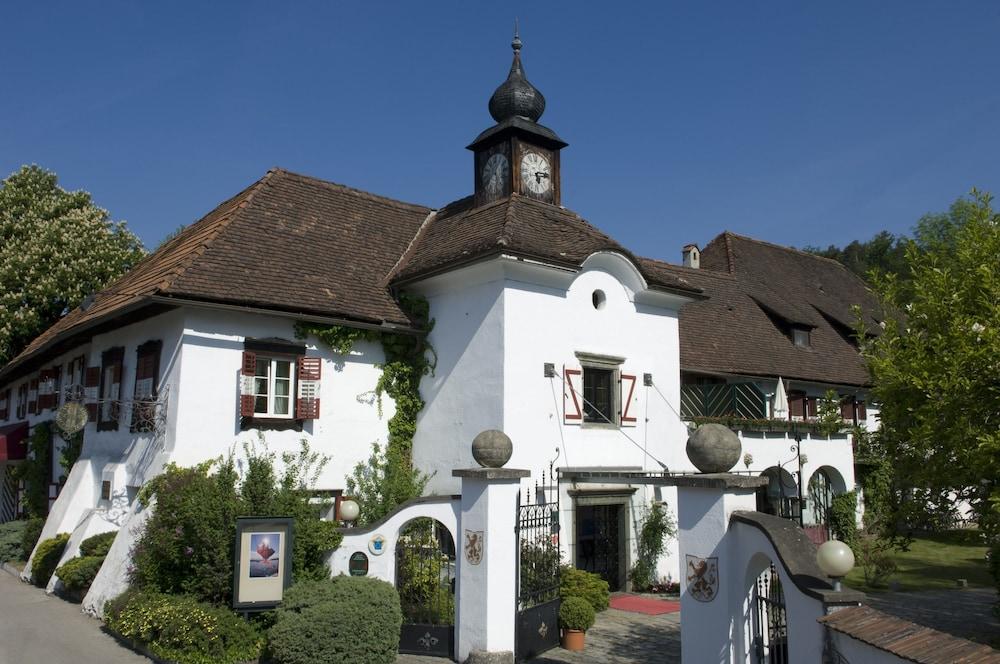 Pet Friendly Hotel Schloss Leonstain
