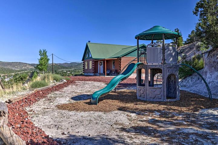 Pet Friendly Central Family Retreat with Mountain Valley Views