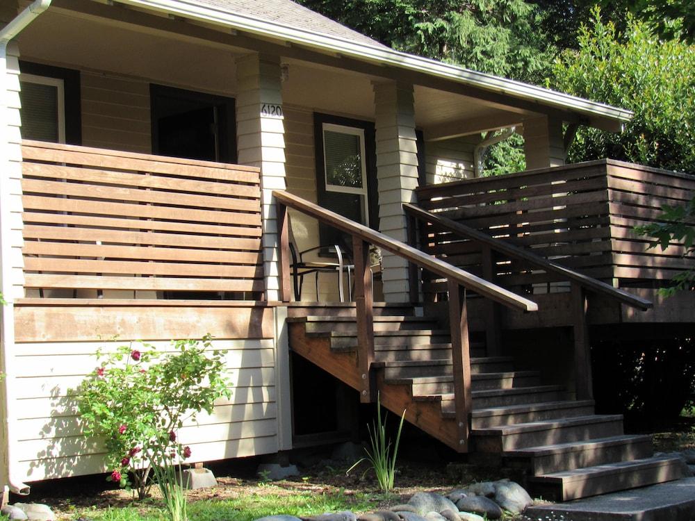 Pet Friendly Twin Trees Retreat in the Redwoods at the River