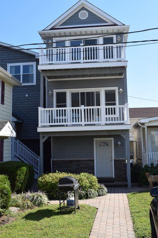 Pet Friendly Waterview Cottage- Steps Away from the Beach
