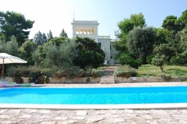 Pet Friendly House with Garden & Private Swimming Pool