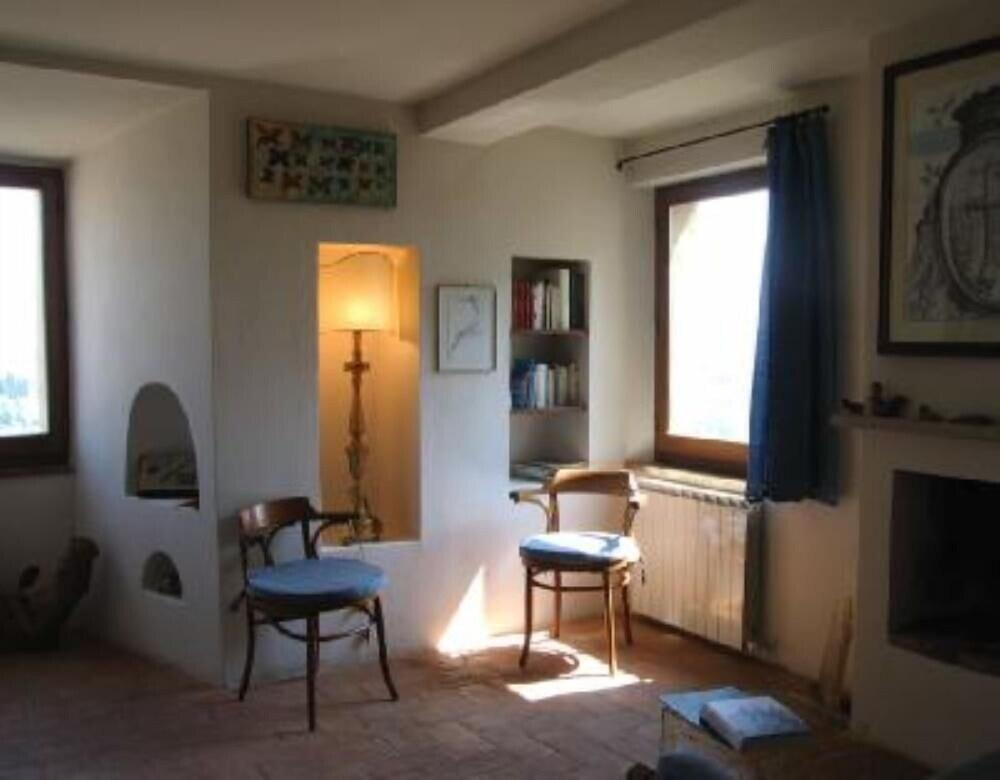 Pet Friendly Townhouse in Ancient Tower in Medieval Cetona
