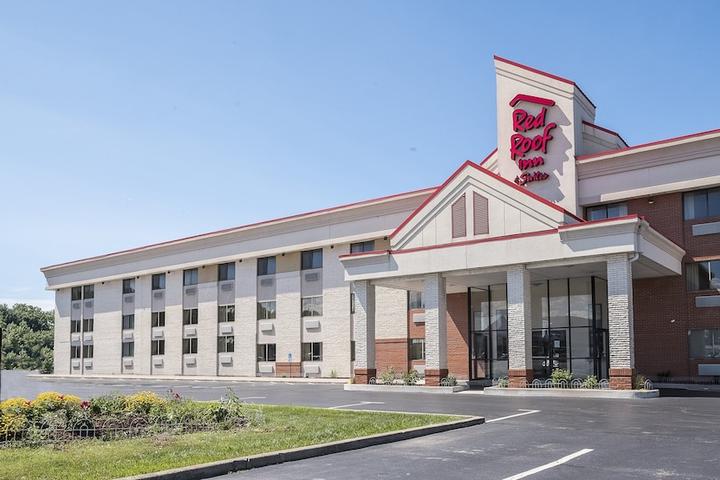 Pet Friendly Red Roof Inn & Suites Cleveland - Elyria