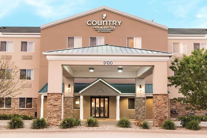 Pet Friendly Country Inn & Suites by Radisson Cedar Rapids Airport IA
