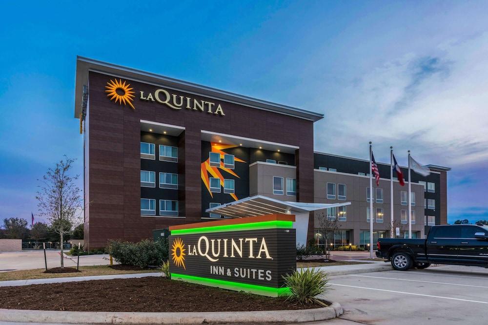 Pet Friendly La Quinta Inn and Suites by Wyndham Houston Spring South
