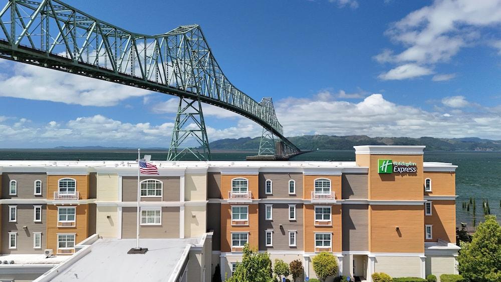Pet Friendly Holiday Inn Express Hotel & Suites Astoria by IHG