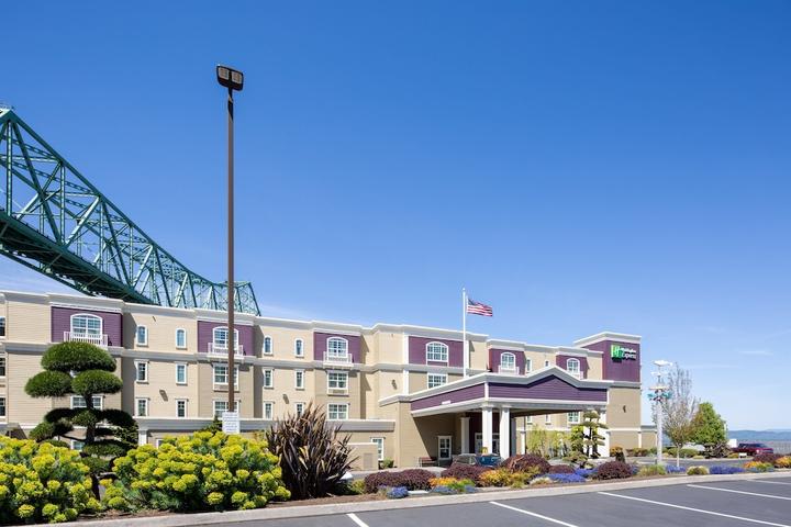 Pet Friendly Holiday Inn Express and Suites Astoria an IHG Hotel