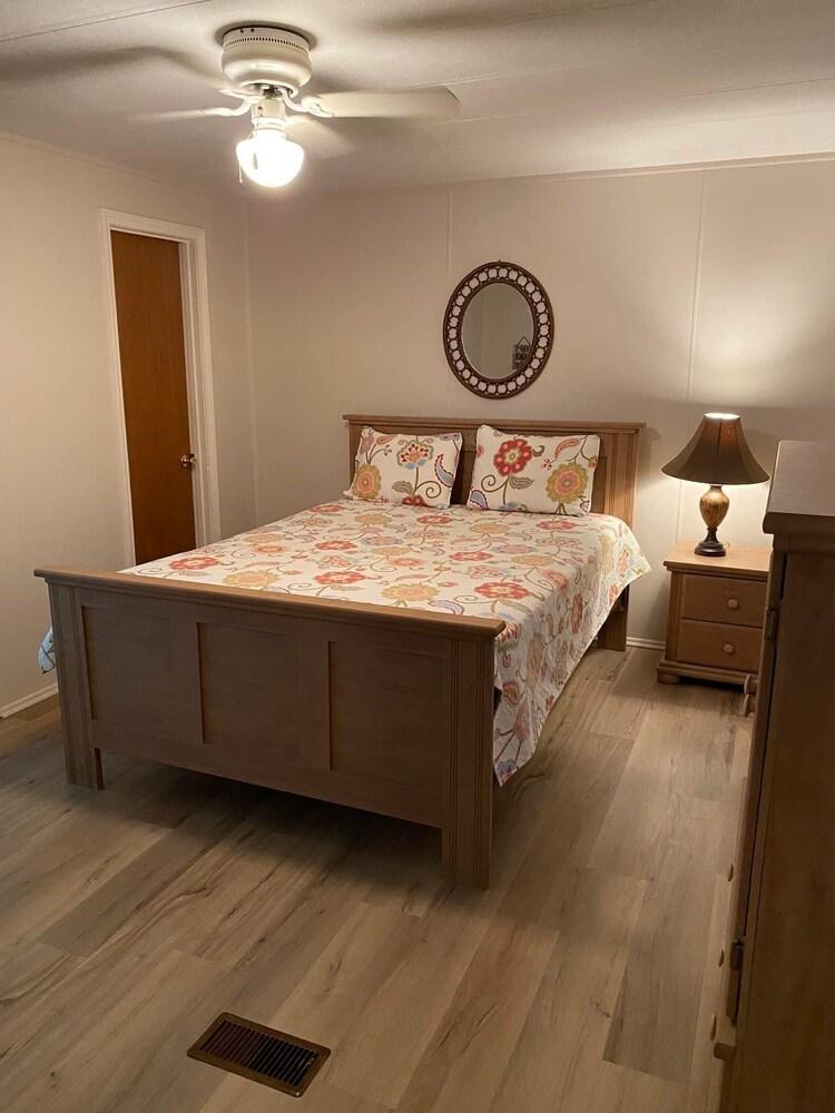 Cozy Waterfront Home with Dock at Clark Hill Lake Pet Policy