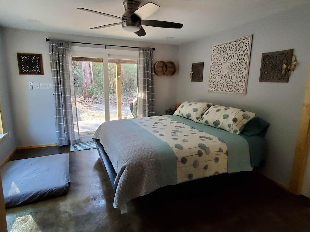 Pet Friendly Charming Cabin Close to Augusta