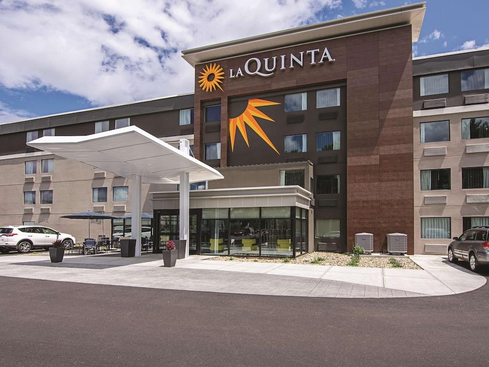 Pet Friendly La Quinta Inn & Suites by Wyndham Portland