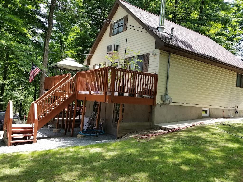 Pet Friendly 3BR House Close to Wallenpaupack Lake
