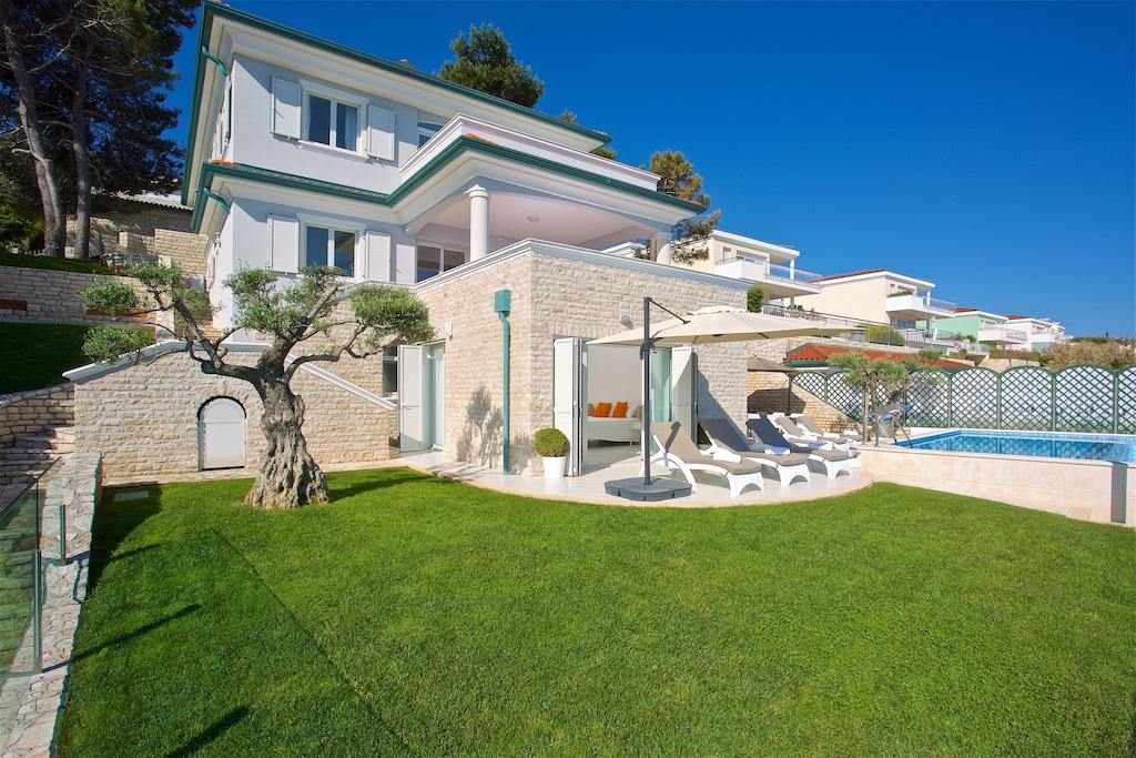 Elegant Waterfront Villa Pet Policy