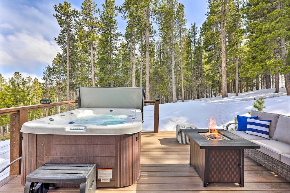 Pet Friendly Private Mountain Retreat with Hot Tub & Fire Pit