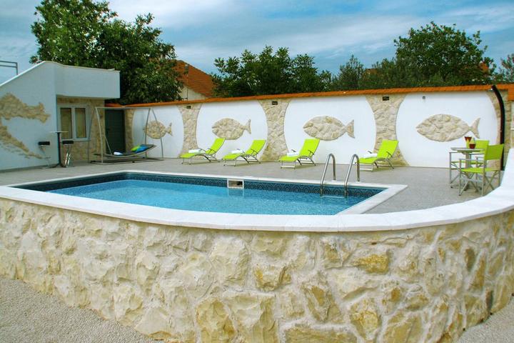 Pet Friendly Villa with Pool for 10 Persons