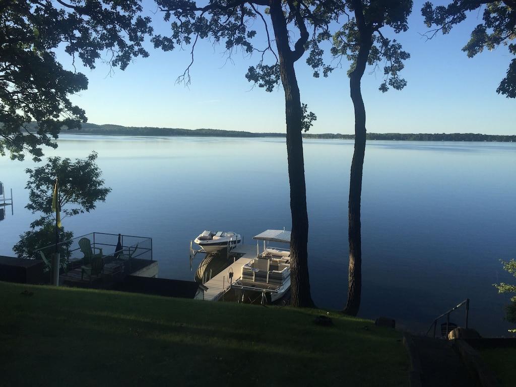 Pet Friendly Charming Cottage with Vast Views on Pelican Lake