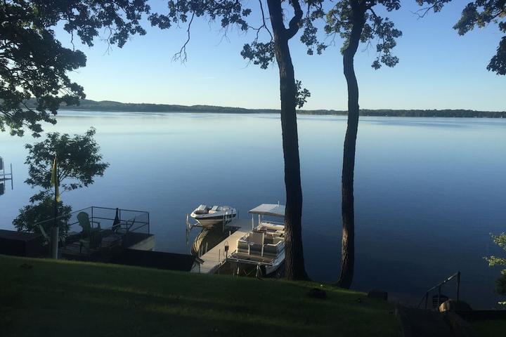 Pet Friendly Charming Cottage with Vast Views on Pelican Lake
