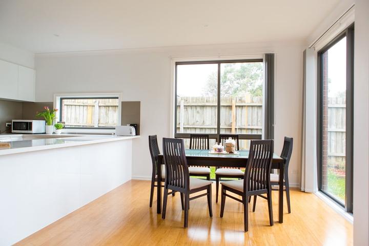Pet Friendly 5BR Holiday House in Eastern Suburbs
