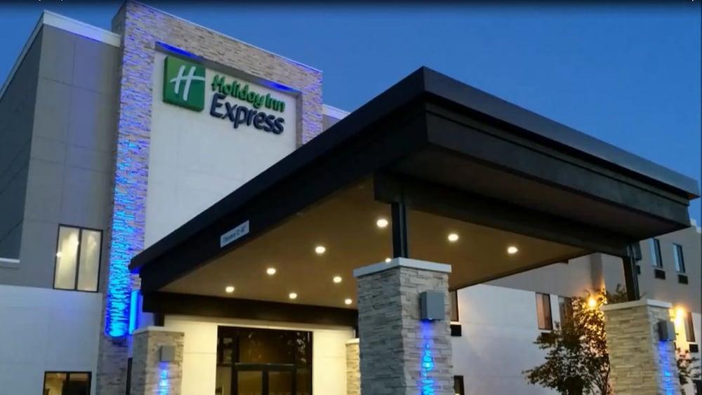 Pet Friendly Holiday Inn Express & Suites Blackwell an IHG Hotel