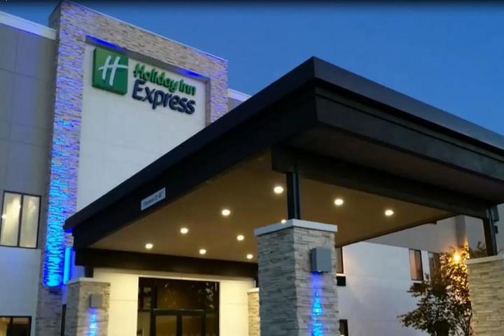 Pet Friendly Holiday Inn Express & Suites Blackwell an IHG Hotel