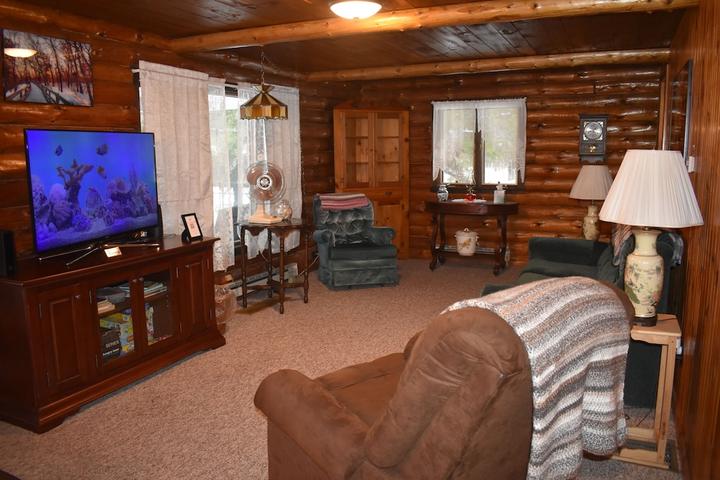 Pet Friendly Cozy Log Cabin in the Hub of Snowmobile Country