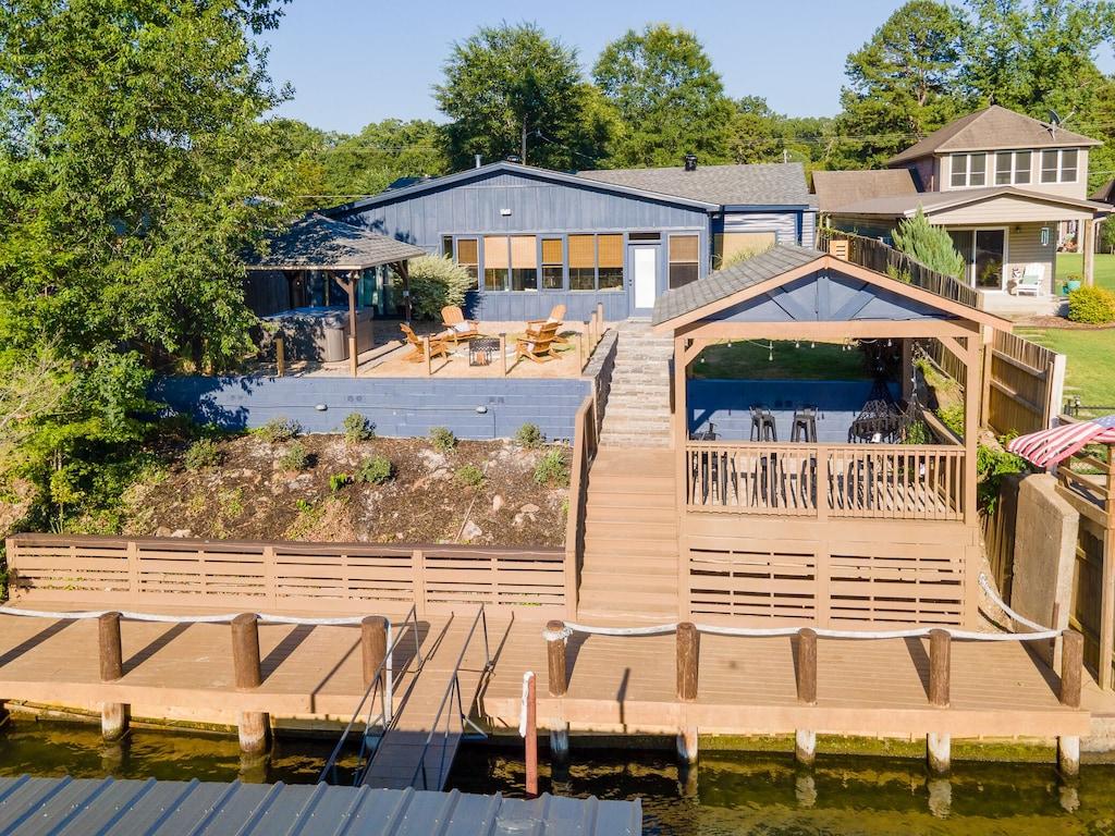 Serene Waterfront 4Bedroom with Hot Tub Pet Policy