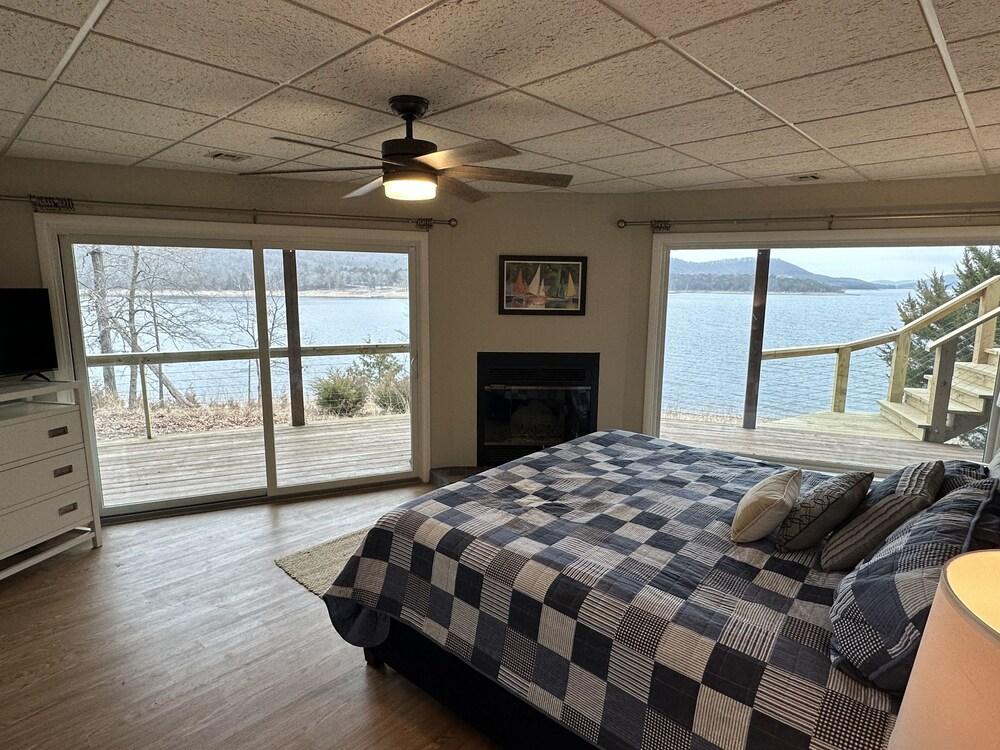 Pet Friendly Expansive Panoramic Lakeview Cottage