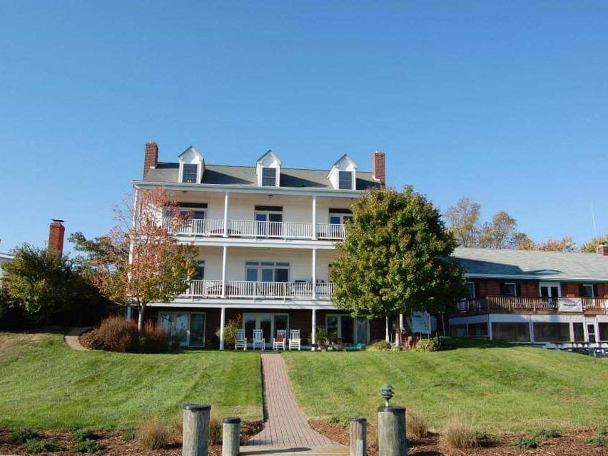Pet Friendly Blue Heron Inn - A Bed and Breakfast LLC