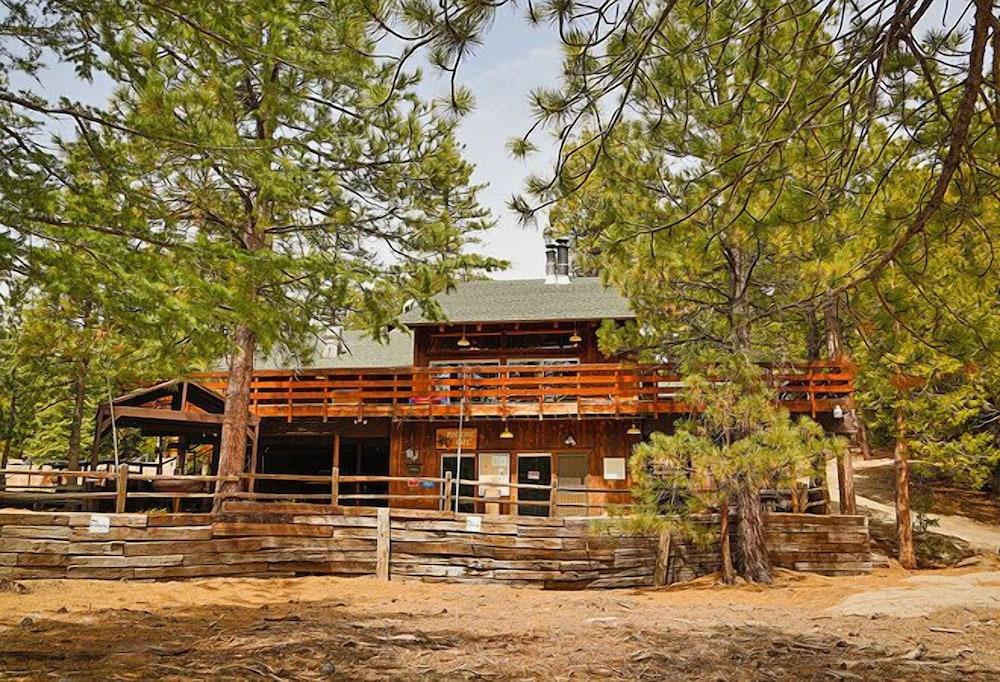 Pet Friendly Idyllwild RV Resort - Caravan Park