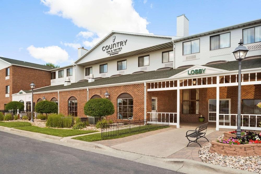 Pet Friendly Country Inn & Suites by Radisson Fargo ND