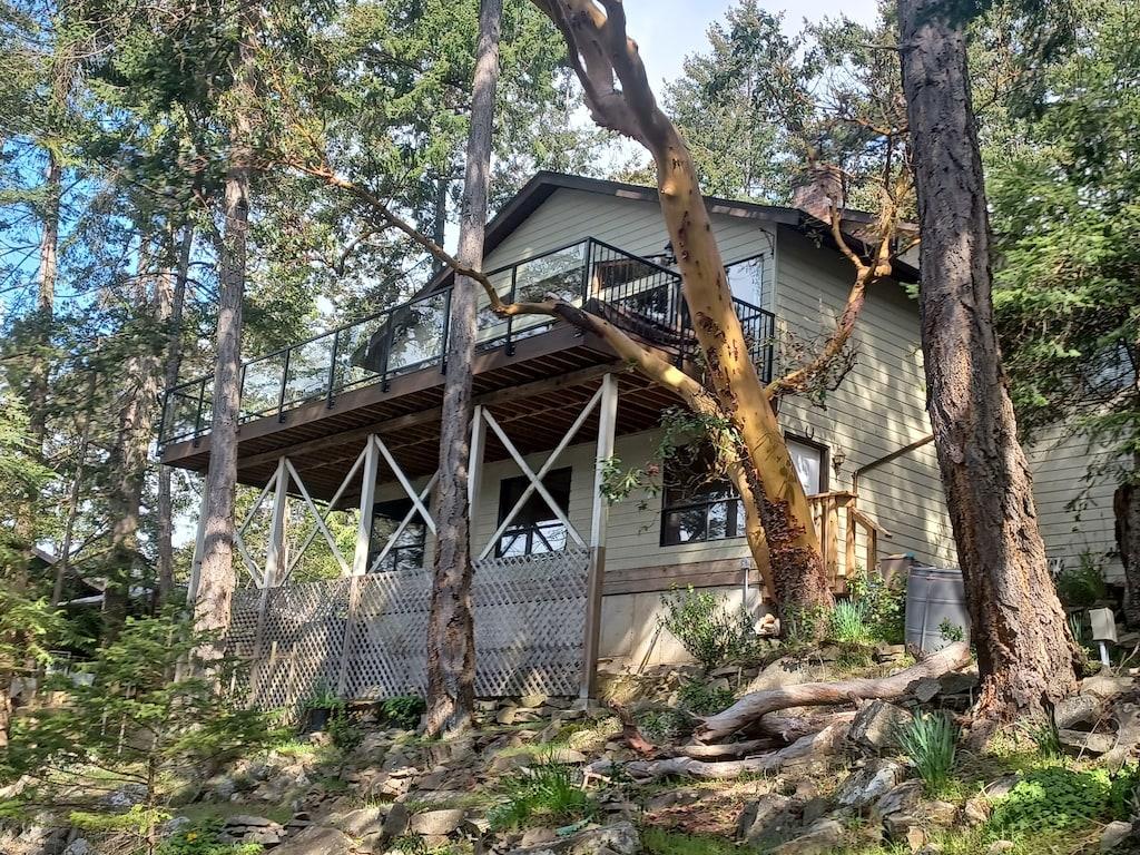 Spacious Waterfront House on North Pender Island Pet Policy