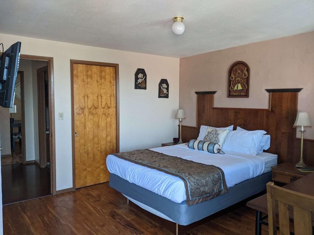 Pet Friendly 1BR Suite with 2 Queen Beds at Wanderlust Inn