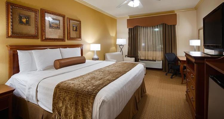 Best Western Plus Crown Colony Inn Suites Pet Policy