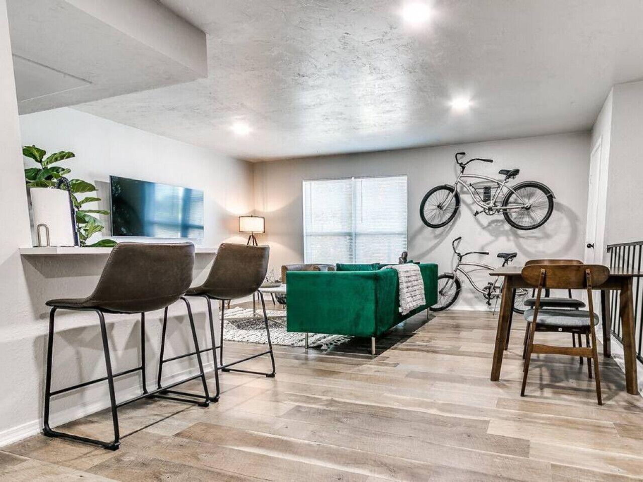 Pet Friendly Modern Apartment with King Bed & Bikes