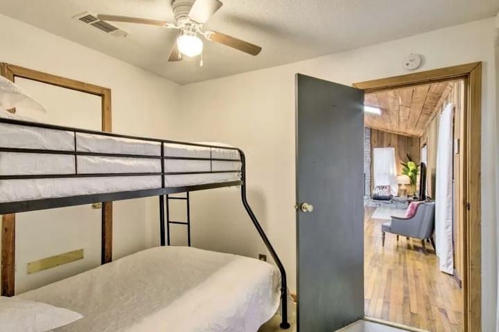 Pet Friendly The Cozy Cabin with Hot Tub & Putting Green