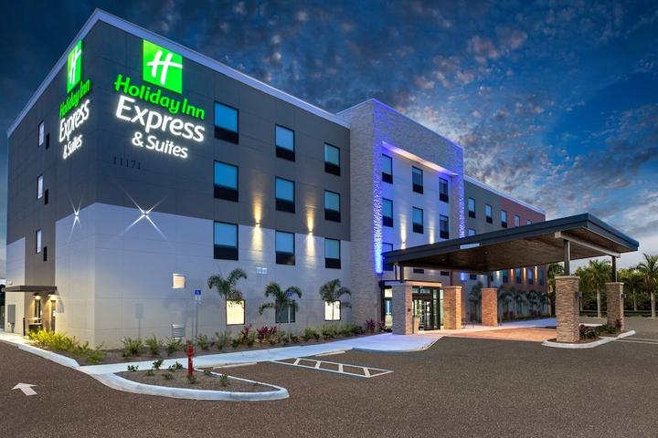 Pet Friendly Holiday Inn Express & Suites Ft Myers Beach-Sanibel Gateway
