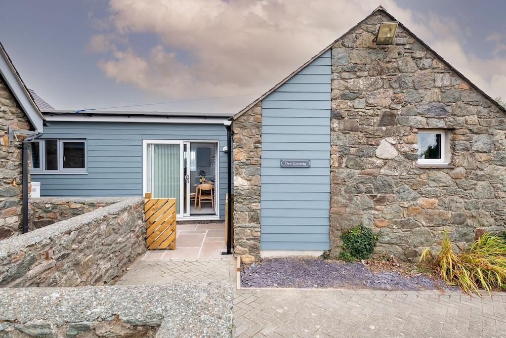 Dog friendly cottages discount aberffraw