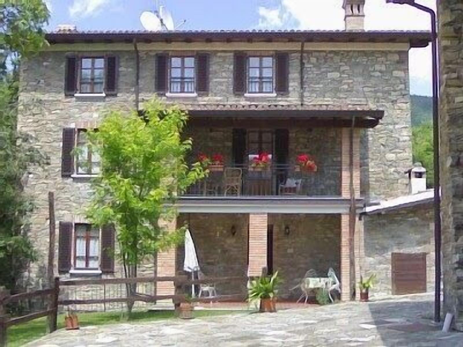 Pet Friendly Superb 5-Bedroom Farmhouse in the Hills of Emilia