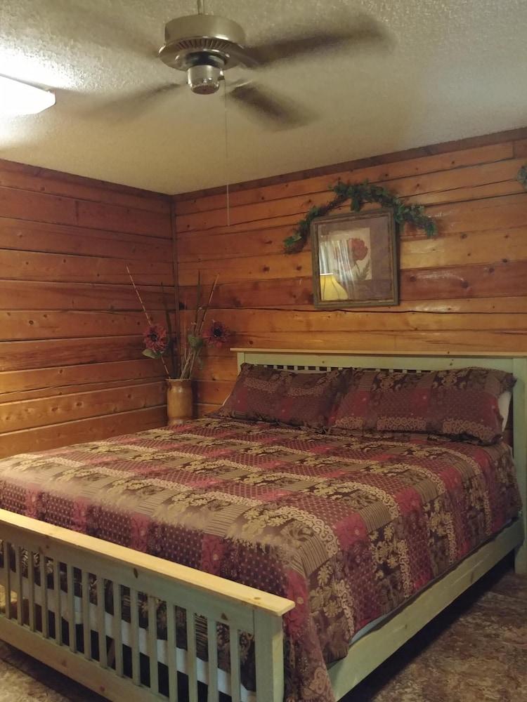 Toledo Bend Cabin on the Cove Pet Policy