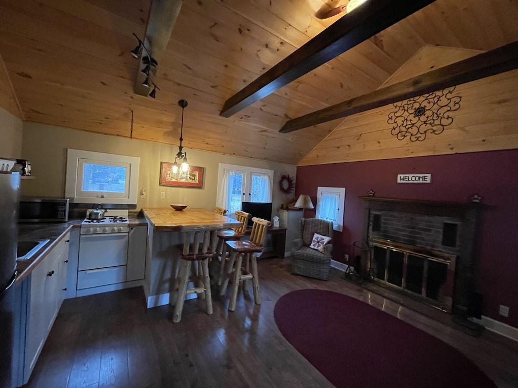 Pet Friendly Charming 1BR Cottage with Wood-Burning Fireplace
