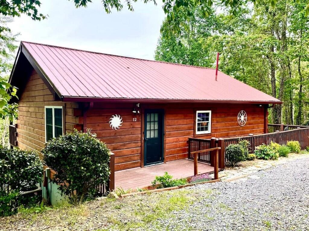 Cozy Cabin Near Downtown & Biltmore Pet Policy