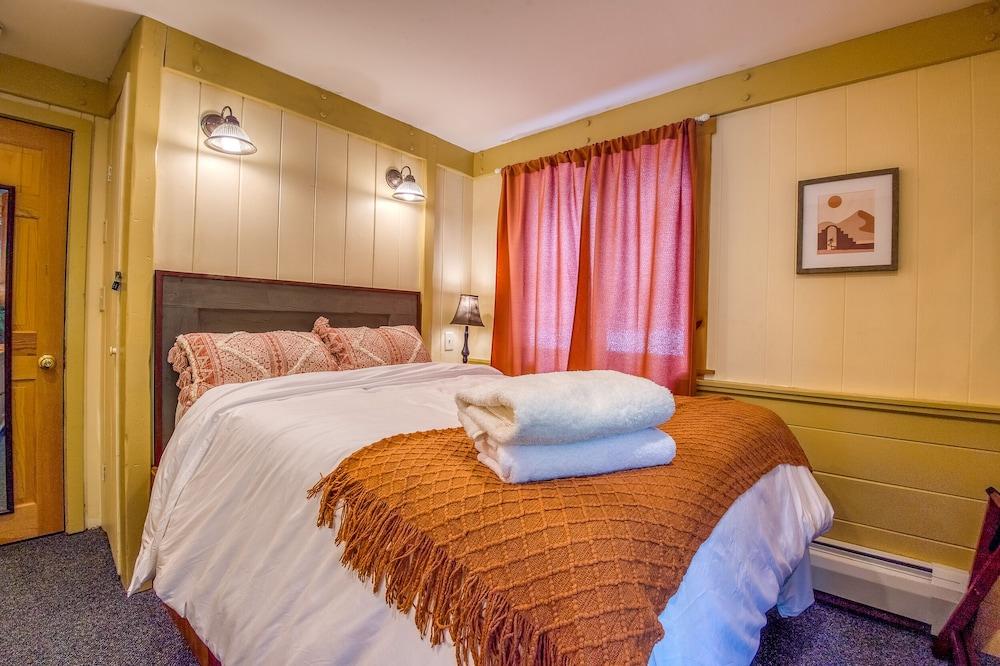 9BR in Camp Conway with Indoor Pool & Game Room Pet Policy