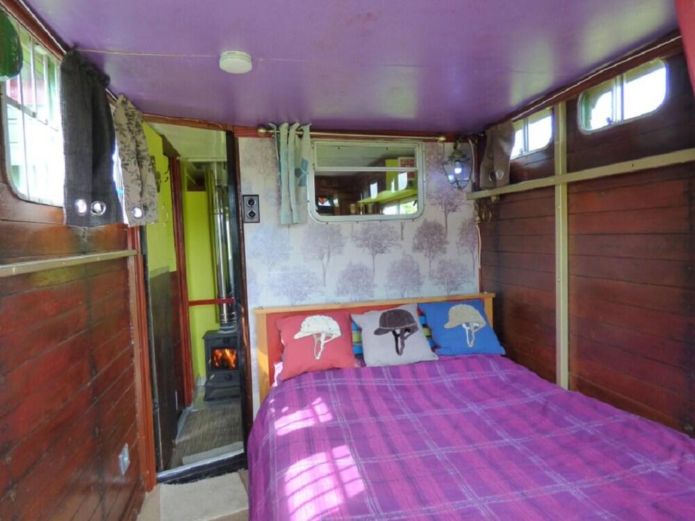 Pet Friendly Off Grid Converted Lorry With Wood Burner